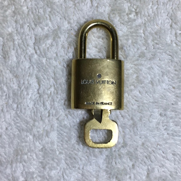 Louis Vuitton Brass '312' Padlock in Goldtone with Goldtone Key - Picture 2 of 6